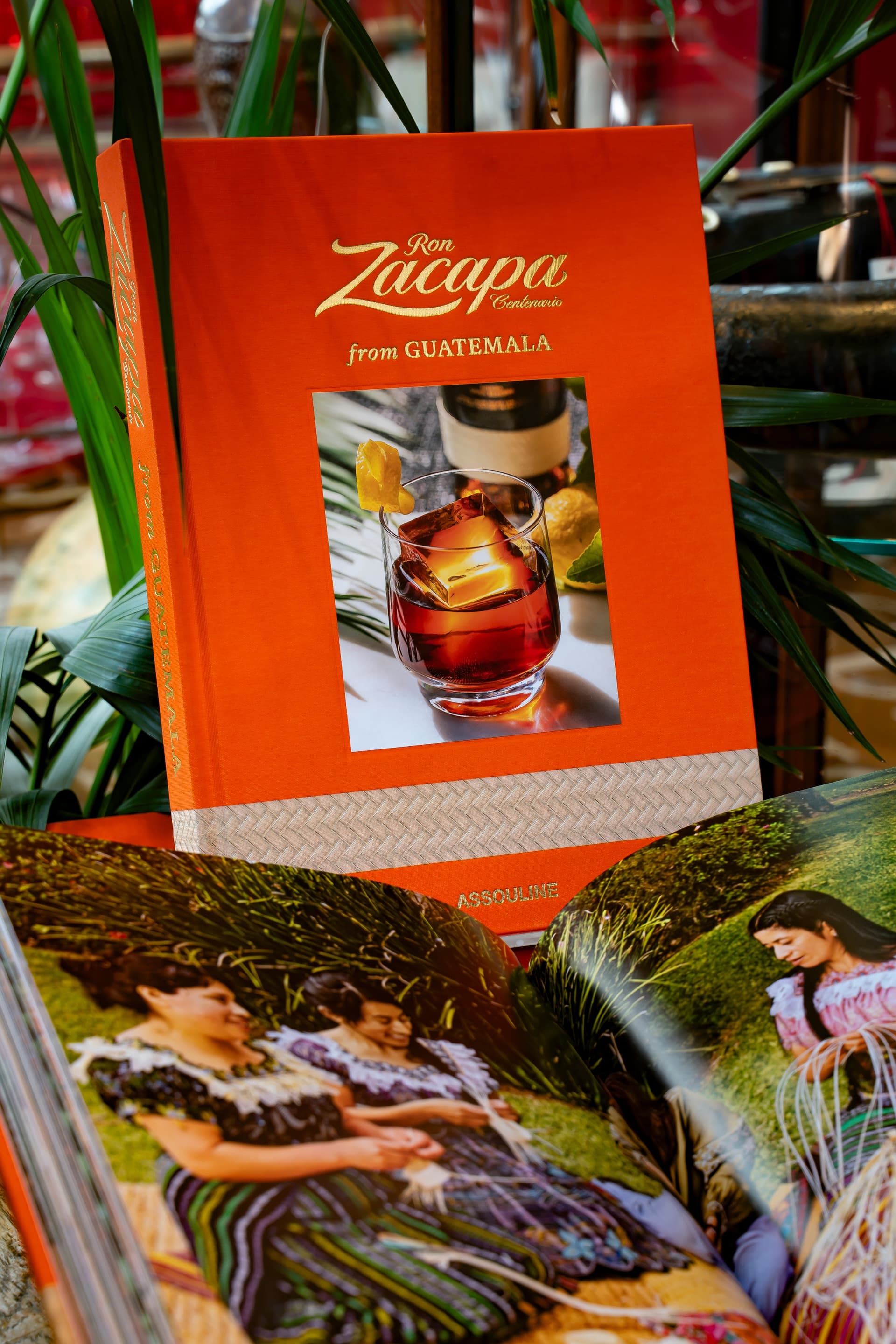 Assouline from Guatemala - Artesanas guatemaltecas tejedoras de petate