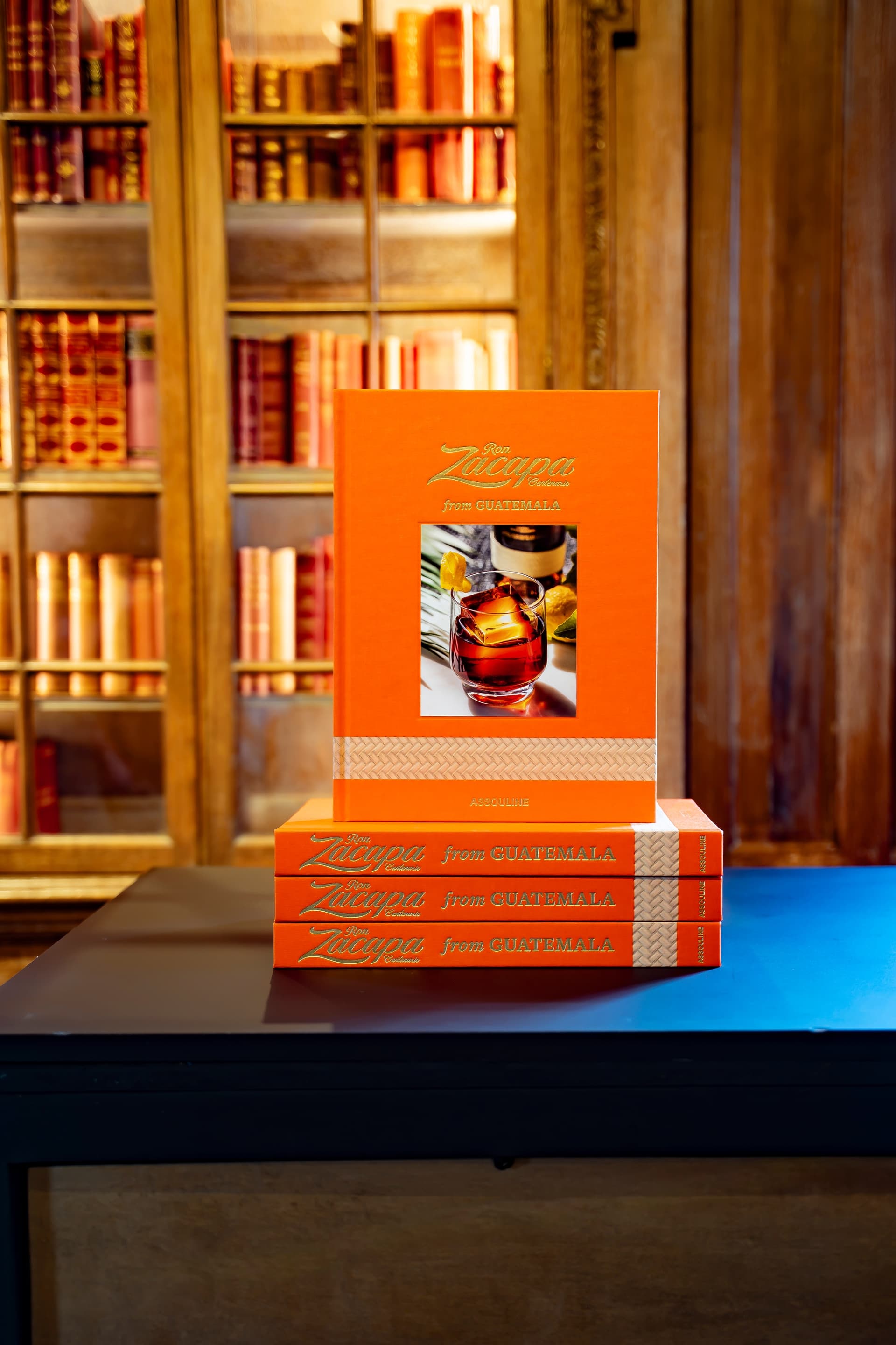 Assouline from Guatemala - Libro en biblioteca clásica